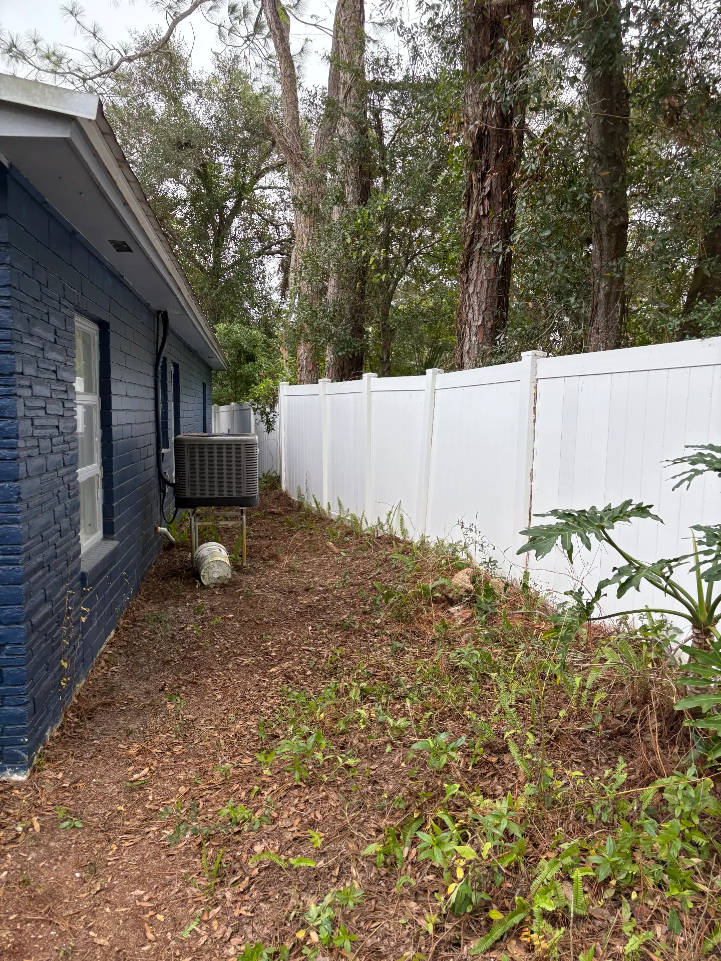 Clean white vinyl fence after pressure washing
